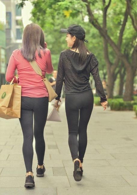 女人味■街拍喜欢穿紧身裤的小姐姐好有女人味,大街上走着好性感