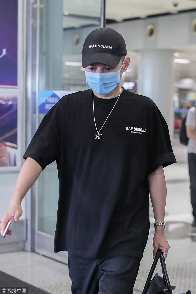 【独家】李维嘉纯black造型现身机场酷拽十足  装饰手镯戒指细节