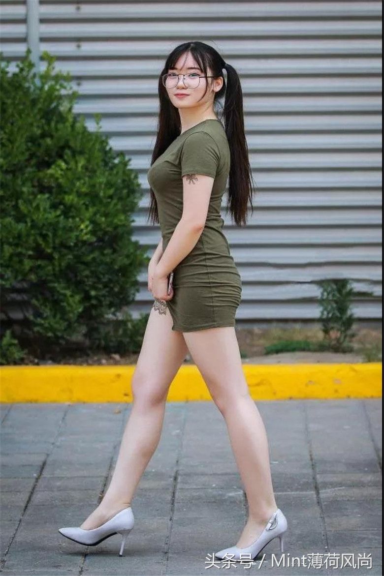 成都街拍:紧身连衣裙+白色高跟鞋，轻盈灵动感十足