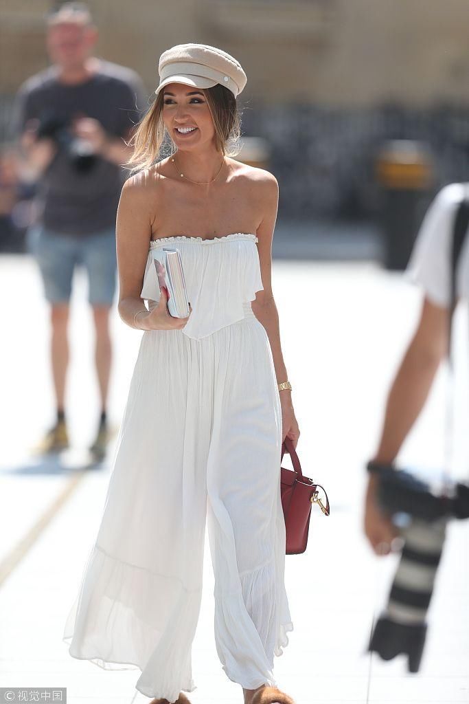 梅甘麦克纳抹胸白裙清新优雅 街头获粉丝求签名耐心满足
