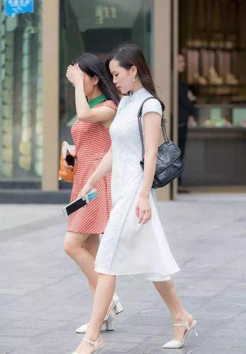 「尽显」街拍:小姐姐修身的吊带连衣裙搭配上一双高跟凉鞋,尽显时尚魅力