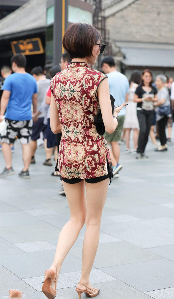 短发小姐姐穿超短旗袍裹出曼妙身姿，浑圆饱满的臀线很有韵味