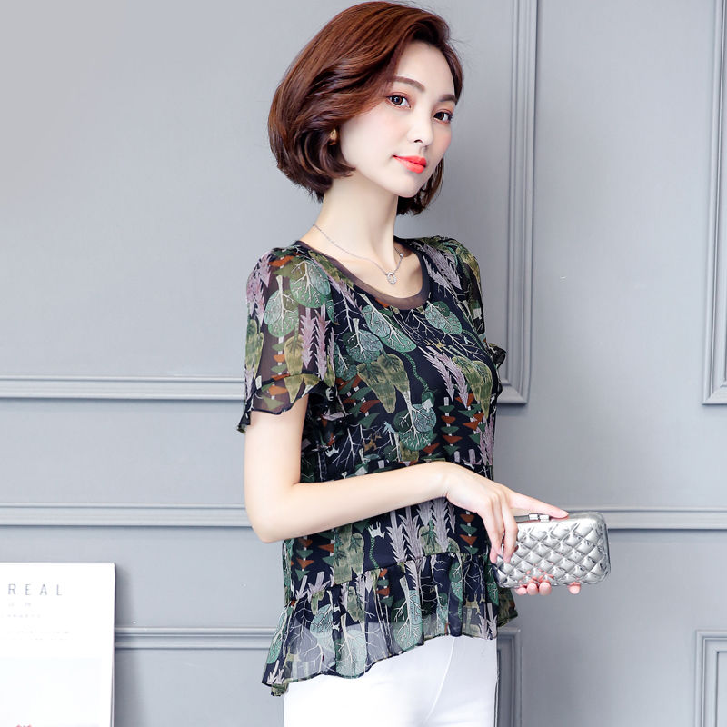 堂姐的婆婆真是洋气，身上的雪纺衫精致高雅，快60看起来像40