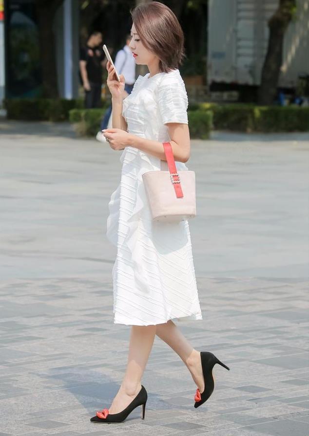 「美女」美女街拍身材恰到好处的小姐姐,穿搭打底裤,时尚有魅力