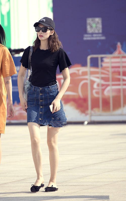 街拍:时尚精致的美女流露出一种丝丝入扣的性感,让人过目不敢忘