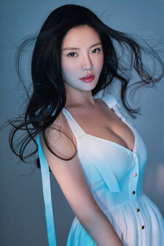 徐冬冬一袭吊带长裙气场全开，网友:这身材令女生都羡慕!