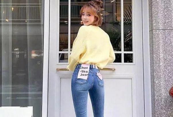 路人街拍:吊带的紧身套裙时尚性感,小姐姐穿在身上,背影迷人