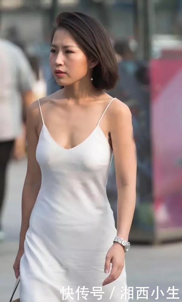 很有韵味的气质美女，穿行吊带连衣裙，魅力十足！