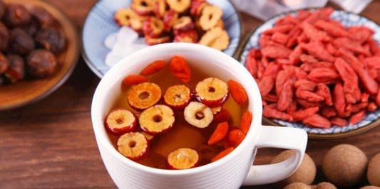  衰老：女性每天喝11种排毒美容茶。他们的皮肤娇嫩美丽，看起来更年轻