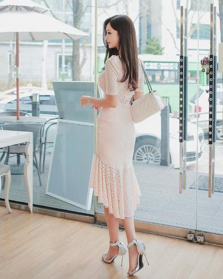 街拍：身材超棒的打底裤美女，塑造优美比例线条