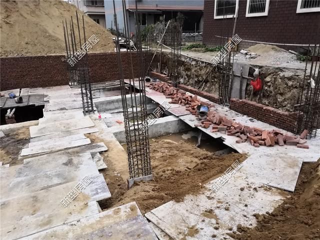 农村小伙盖房发现钢筋歪了10公分？这施工队太马虎，赶紧给钱走人