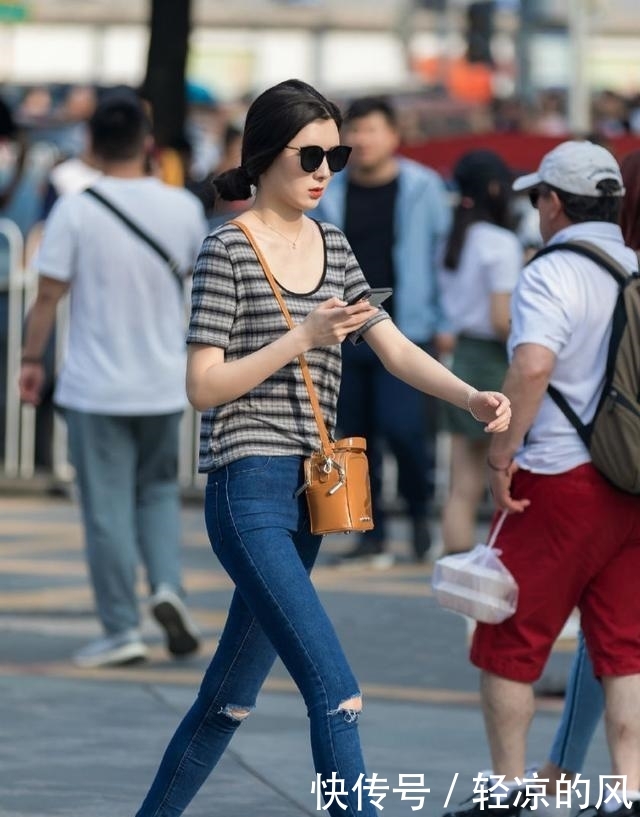 「气质」街拍:美女搭配吊带衫和紧身牛仔裤,气质显得优雅娇媚!