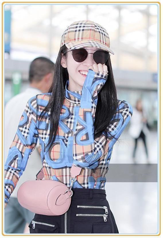 当阚清子与张雪迎同穿一件格子衫，才知道街拍和抓拍的差距有多大