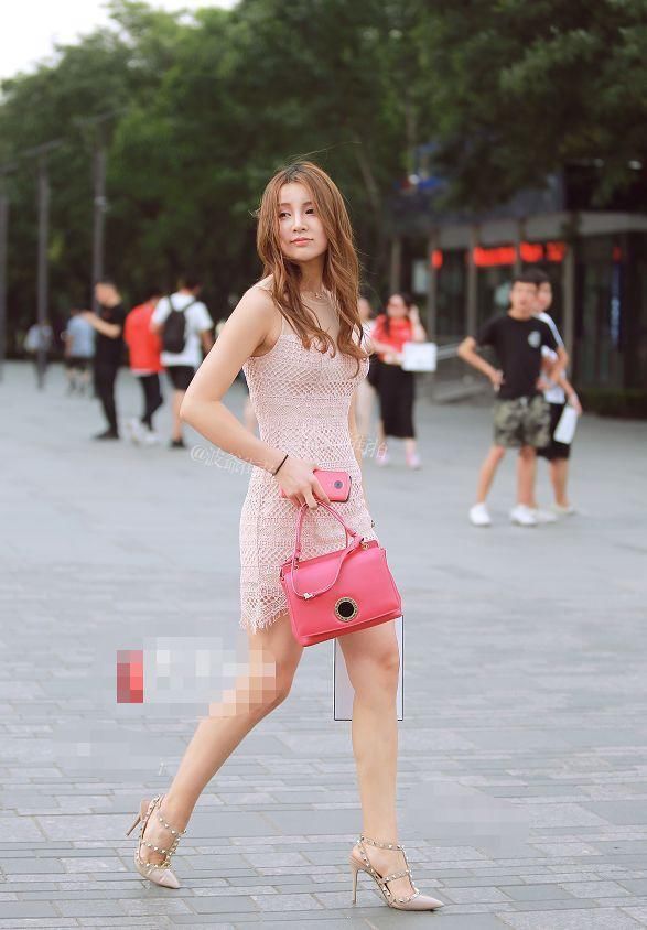 街拍:紧身裙是美女的杀手锏，美腿小蛮腰，十分迷人