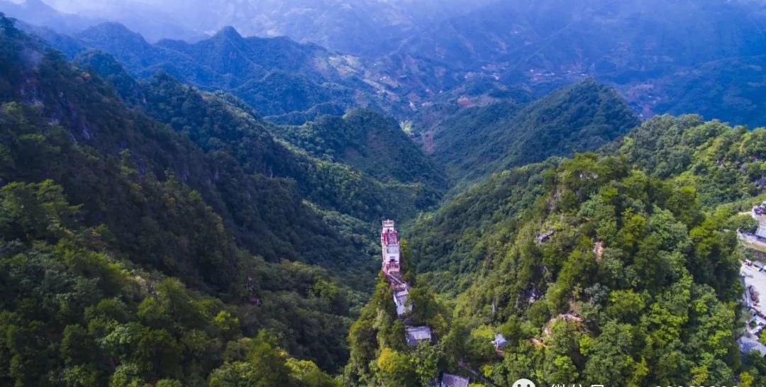 小庙三面悬于万丈深渊 四根石柱插入石缝工艺精湛堪称一绝