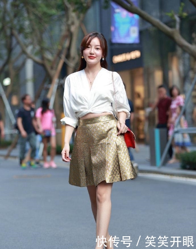 「小姐姐」街拍:穿搭优雅知性的小姐姐,轻盈的动作好妩媚!