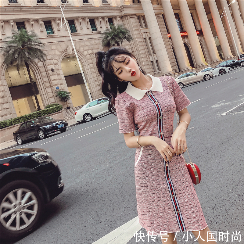 小姨真敢穿,光腿直接穿包臀裙,秀出迷人曲线,太有女人味