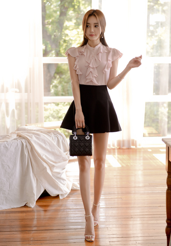 女神孙允珠，栀子花藤浅洋红复古无袖衣裙