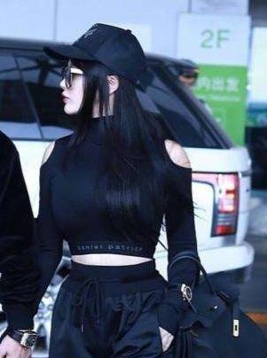 冉莹颖为炫腰勒这么紧, 衣服都快撑“爆”了, 难怪邹市明一脸无奈