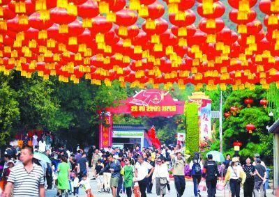 昨天北京市属公园及园博馆60．5万人次游客逛公园