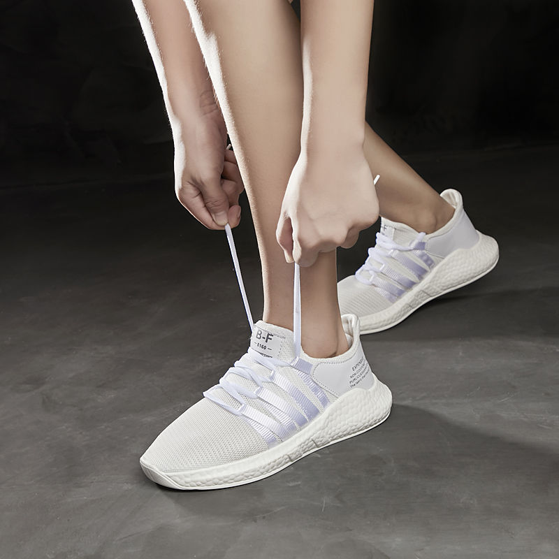 别再傻傻穿磨脚的高跟鞋了，女神都在穿运动鞋，舒适柔软逛街必备