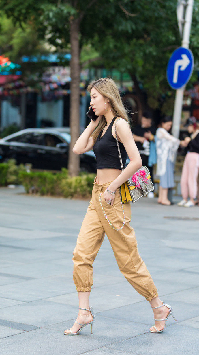 漂亮的小姐姐长发飘飘,含蓄的纹身有一种隐约美!