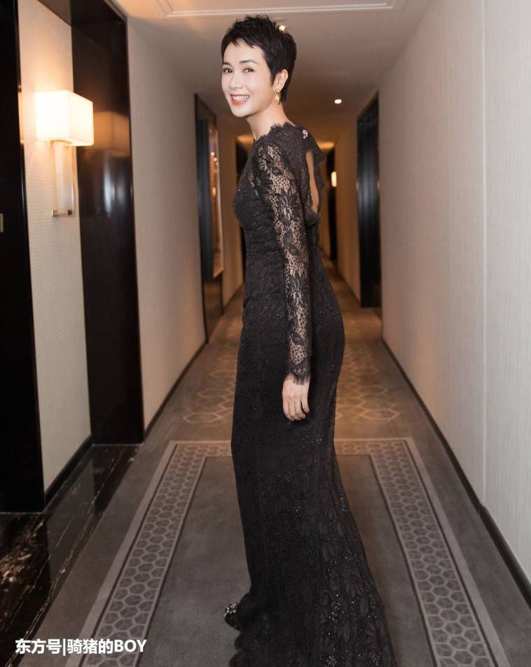 蒋雯丽敢穿马思纯都撑不起的裙子，身材凹凸有致，哪像49岁了?