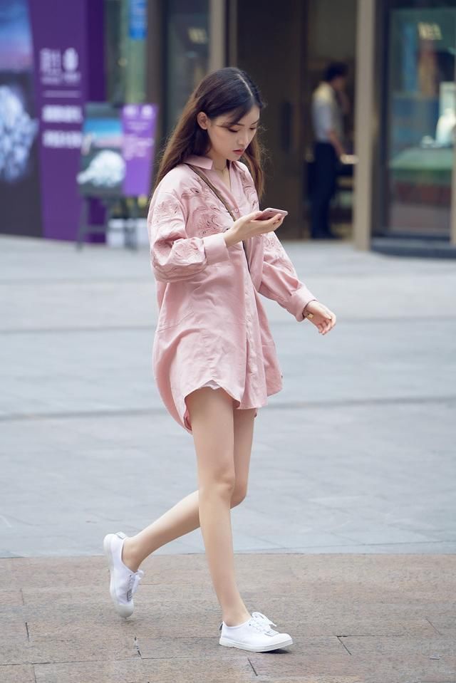 路人街拍，裸色连衣裙搭配高跟鞋，让你在不经意间流露出迷人气息