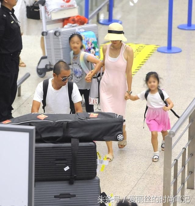 马伊琍穿粉色吊带裙散发初恋的味道，网友：难怪文章站身后护着