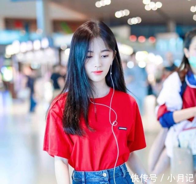 鞠婧祎简直了，牛仔裙这么紧还能把上衣扎进去，小腰到底有多细