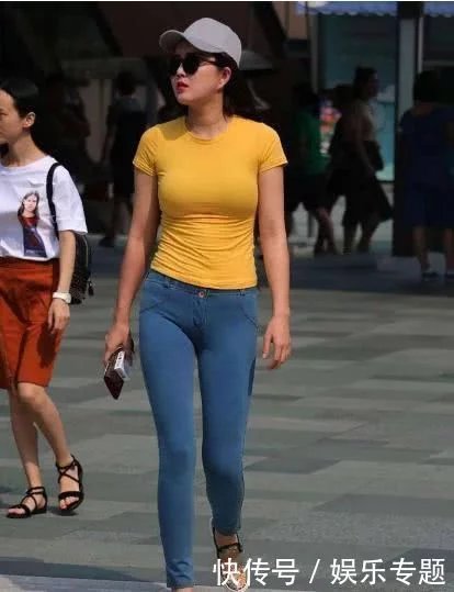 街拍：紧身牛仔裤的魅力姐姐，后面的设计看点足