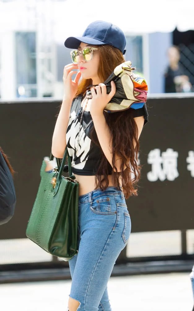 气质小姐姐紧身穿搭尽显迷人的身材曲线,紧身牛仔裤勾勒出浑圆臀