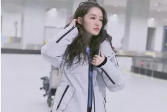 # 情商#没想到她这样回应,情商太高,张若昀夸李沁“仙女都穿白衣服”