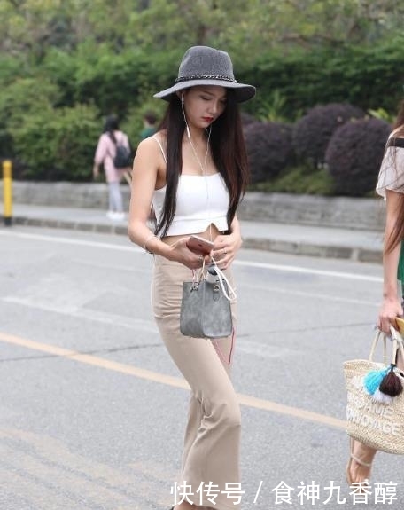  #穿搭#精致小姐姐紫色天然，笑容甜美可爱，超显小清新灵动！