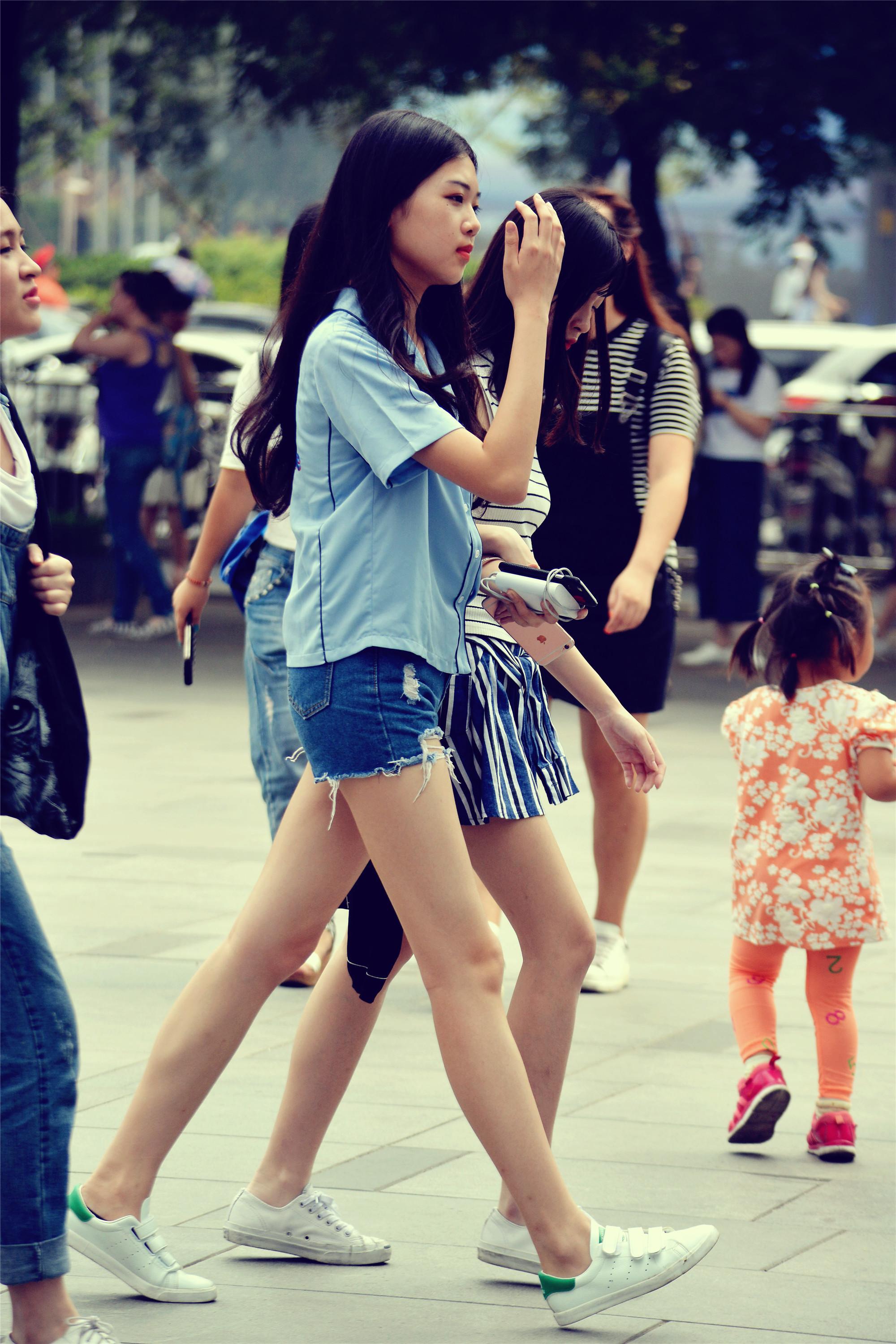 路人街拍：小姐姐不仅人长得甜美，腿还特别的长