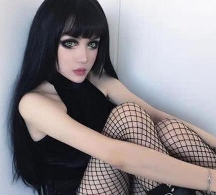 靠化妆就能成为娃娃，被称“暗黑芭比”，素颜比温婉美十倍！