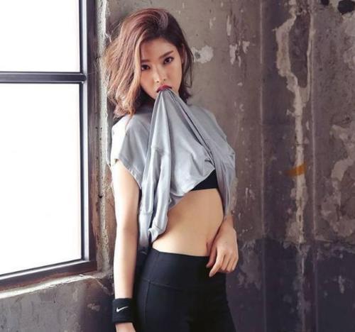 靓丽身材的修身裤的美女，显露曼妙的身材，时尚优雅！