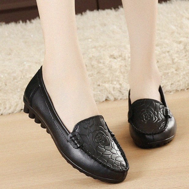 70后别穿凉鞋了，今年巨火的“瓢鞋”，透气舒服好穿时髦不累脚