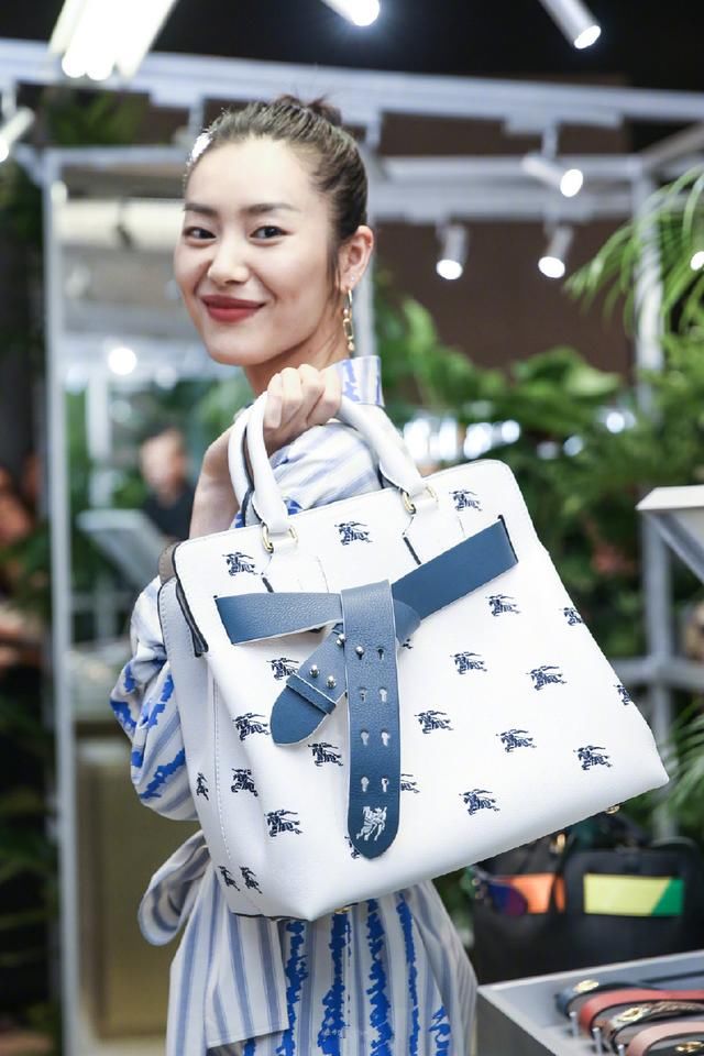 刘雯厉害！能把5400块大妈同款格纹裤穿出时尚感，真心让人佩服