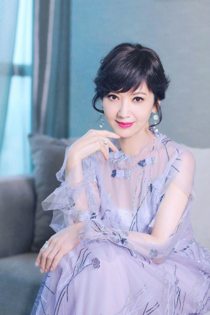 逆生长只服赵雅芝，透视纱裙减龄40岁，网友：不是装嫩是真嫩