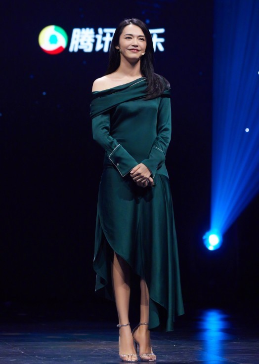 姚晨穿露肩裙想秀肩，却秀出了一地的尴尬，这条裙子太显老了吧！