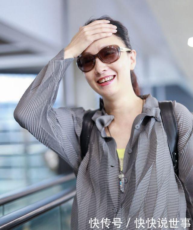 『人热』徐峥妻子现身机场,穿菱格廓形长裙姿态优雅,与身边人热聊露甜笑