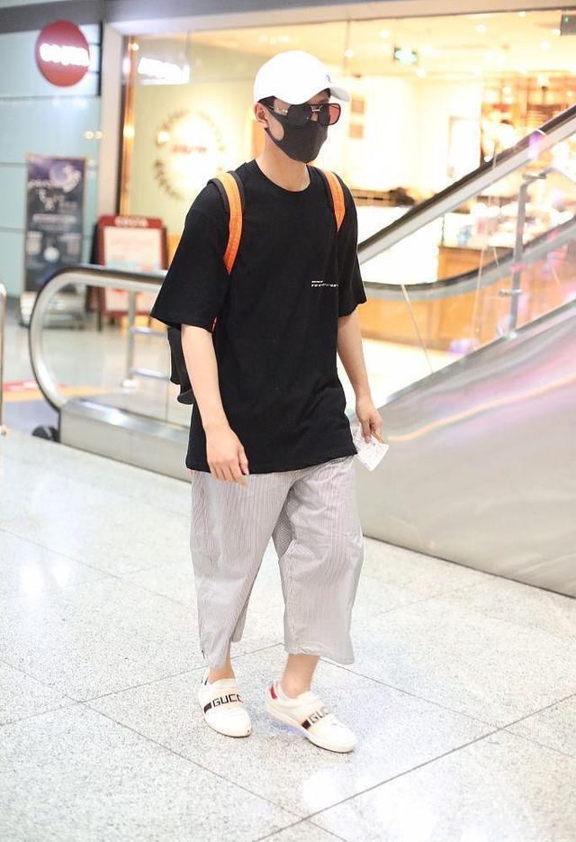 秦俊杰分手后首露面，一条阔腿裤穿成了五五分身材，网友:还显矮