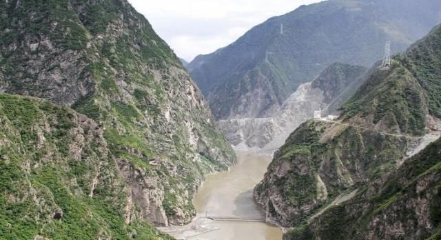 四川最让人“心慌”组合：悬崖峭壁上的大桥，对上绝壁上的电站！