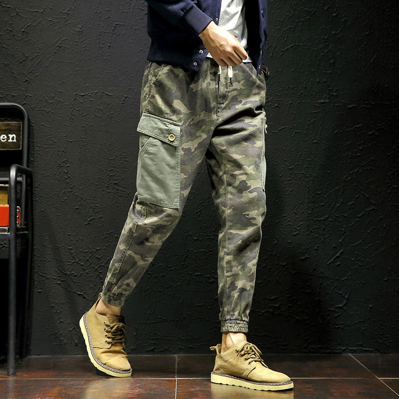 香 港出差!细看小伙子一个比一个精神，原来他们都不穿牛仔裤的