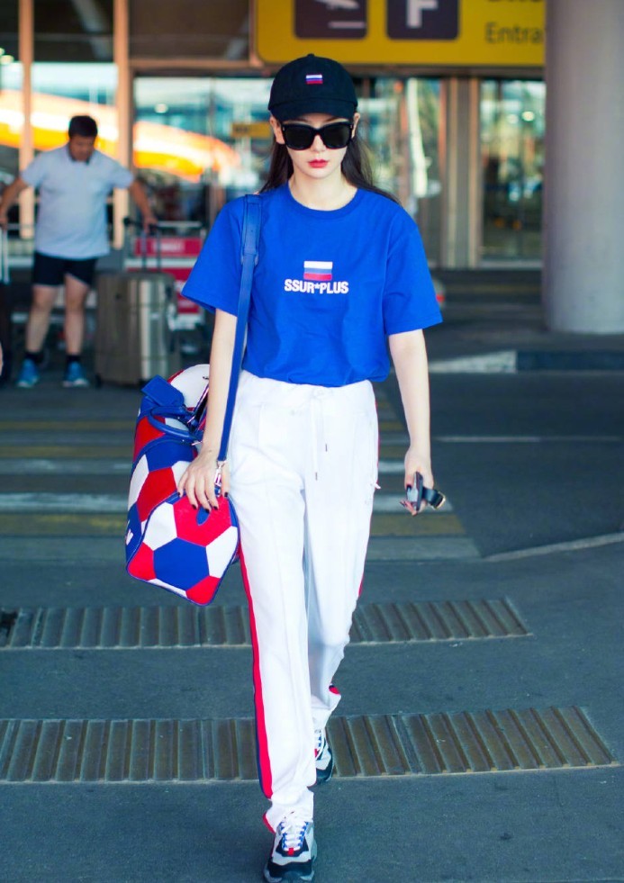 戚薇穿着一身迷彩服，却被“方便面发型”成功抢镜，意外的好看！