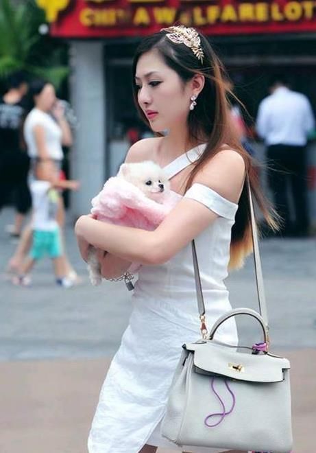  小姐姐@美女时尚街拍：倾城倾国的小姐姐，一条白色的露肩连衣裙，时尚女神气质范