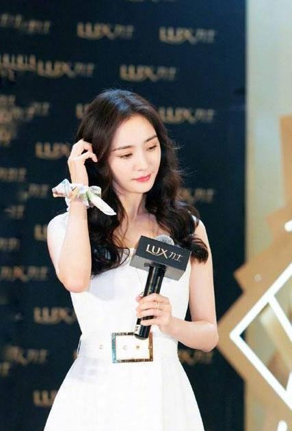 仙气白裙这样穿！颖宝气场两米八，赵丽颖美腻，热巴让人不再淡定