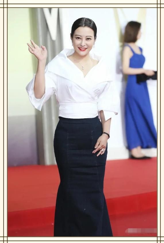 39岁郝蕾真会“装”，白衬衫搭配黑色鱼尾裙，穿出满满的女人味