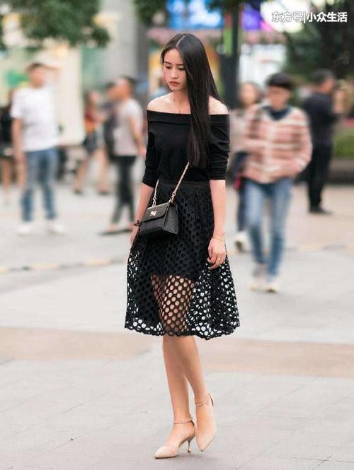 街拍：成熟风的紧身包臀裙，小姐姐充满了清纯的味道